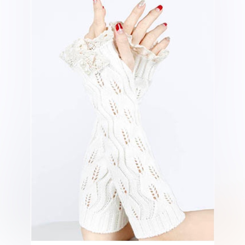 White knitted wrist/sleeve warmers.